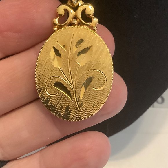 Vtg Gold Tone Engraved Tulip Floral Dainty Pendant Chain Necklace Victorian 27" - Picture 3 of 5